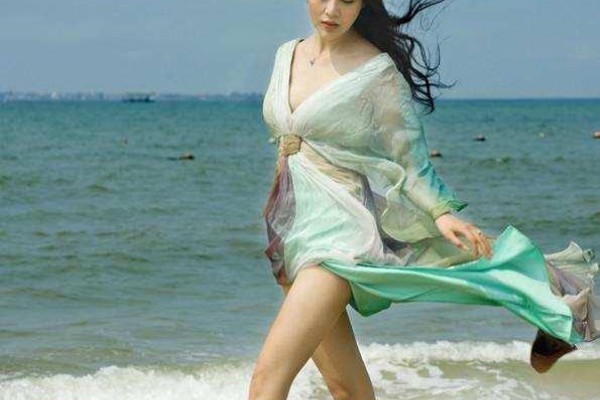 Shen Xinyu arrived, after all, late, and the hemp ball softened into a pool of mud. The original pure white long hair was mixed with some dry blood, and Liu Yanzhou buried his face in silence and went out.